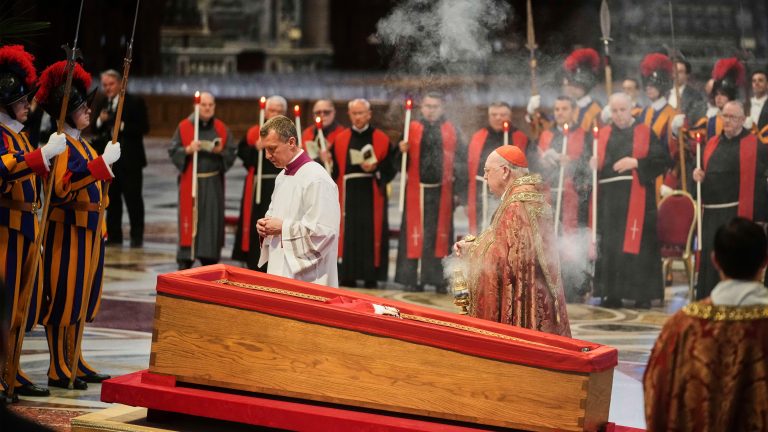 16228528_042325-cc-ap-pope-lies-in-repose-img